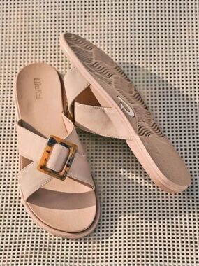 NWOT OluKai Women’s La'i Slide Taupe Sandals Size 9